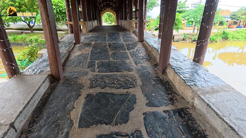 Viên đá cổ ở ngồi ngói Thượng Nông