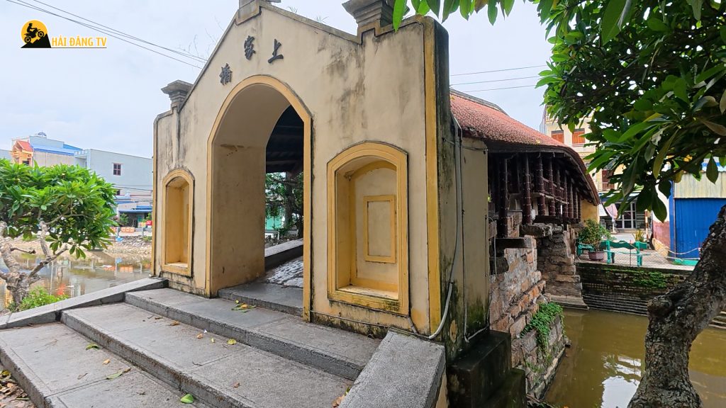 Cầu ngói chợ thượng